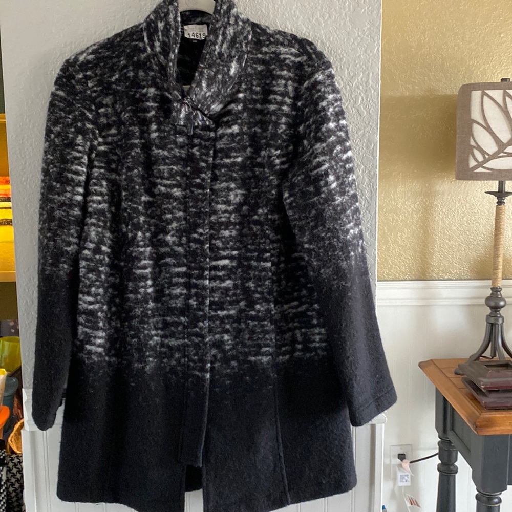 Ladies dress coat very soft, color- black & white Size 12 great condition.